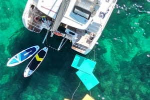 Mallorca: Diner aan boord van een privécatamaran met snorkelen en peddelsurfen