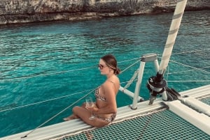 Mallorca: Diner aan boord van een privécatamaran met snorkelen en peddelsurfen