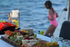 Mallorca: Diner aan boord van een privécatamaran met snorkelen en peddelsurfen