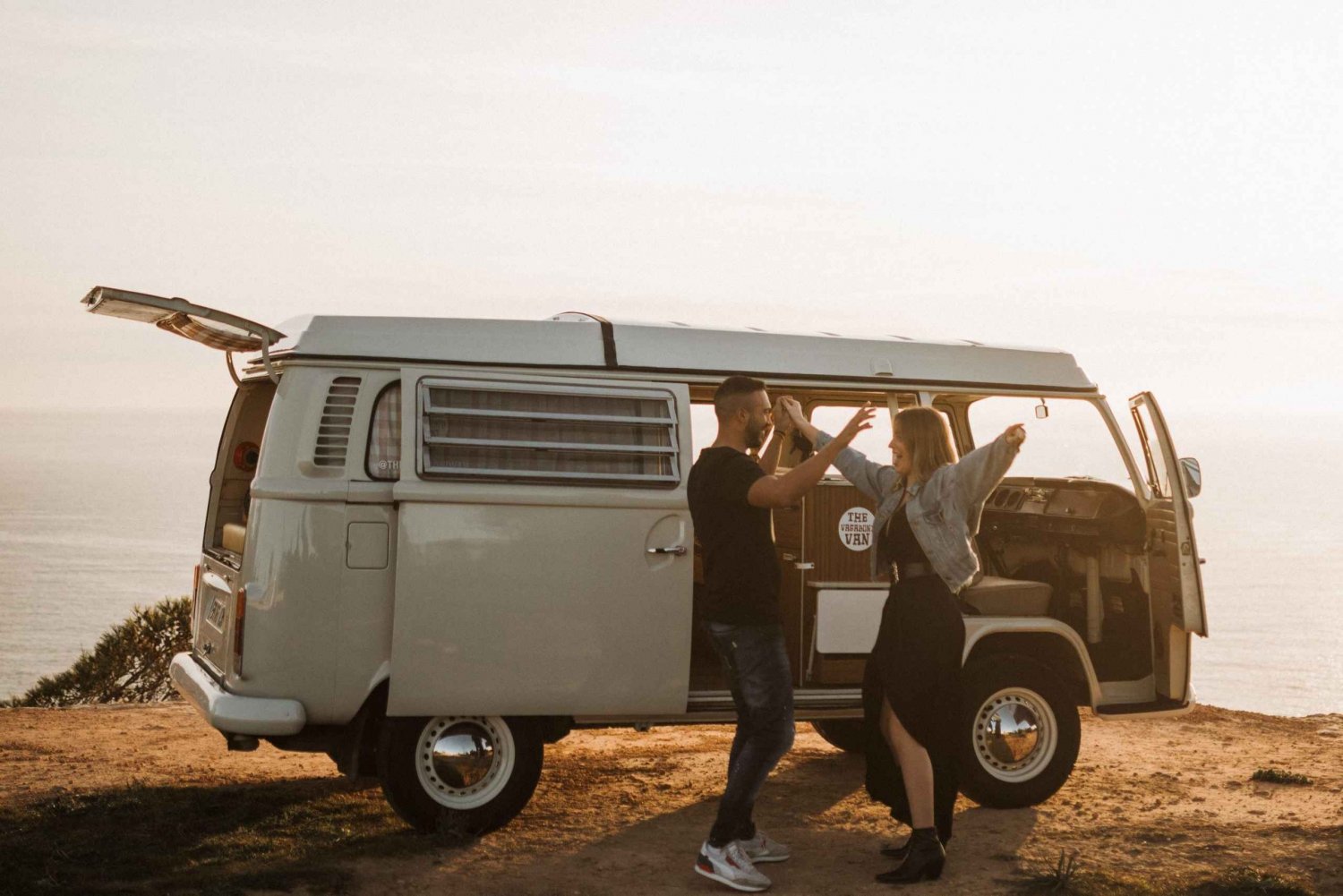 Mallorca: Vintage Sunset tour by the sea with a picnic