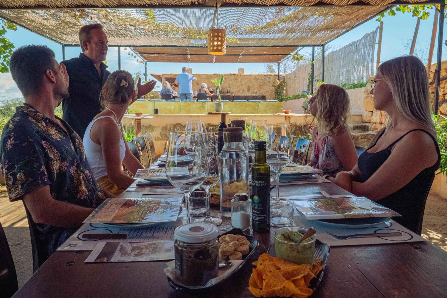 Mallorca: Besuch einer Weinkellerei und Weinverkostung mit mallorquinischen Produkten