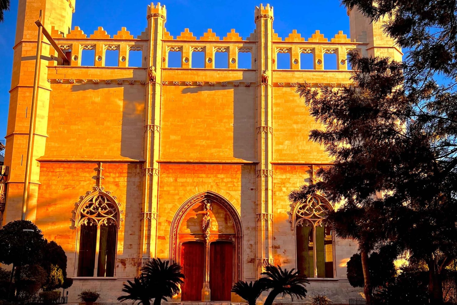 Palma auténticamente. Tour de la ciudad con aperitivos y vino