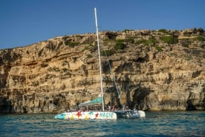 Palma de Mallorca: 5-stündige Katamaran-Kreuzfahrt mit Mittagessen und Schwimmen
