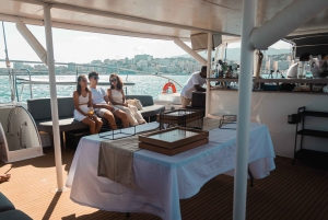 パルマ デ マヨルカ : ビュッフェ式食事付き半日カタマラン ツアー