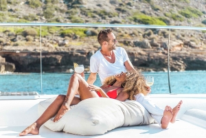 パルマ デ マヨルカ : ビュッフェ式食事付き半日カタマラン ツアー