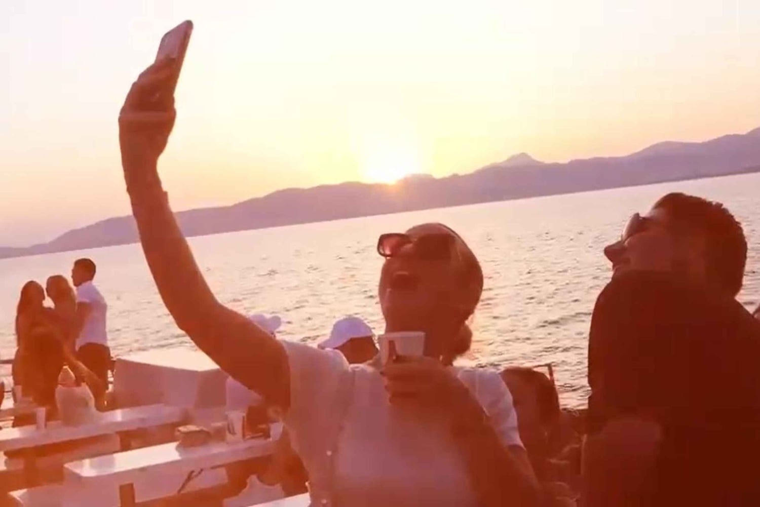 Palma de Mallorca: auringonlaskun venebileet DJ:n ja animaation kanssa