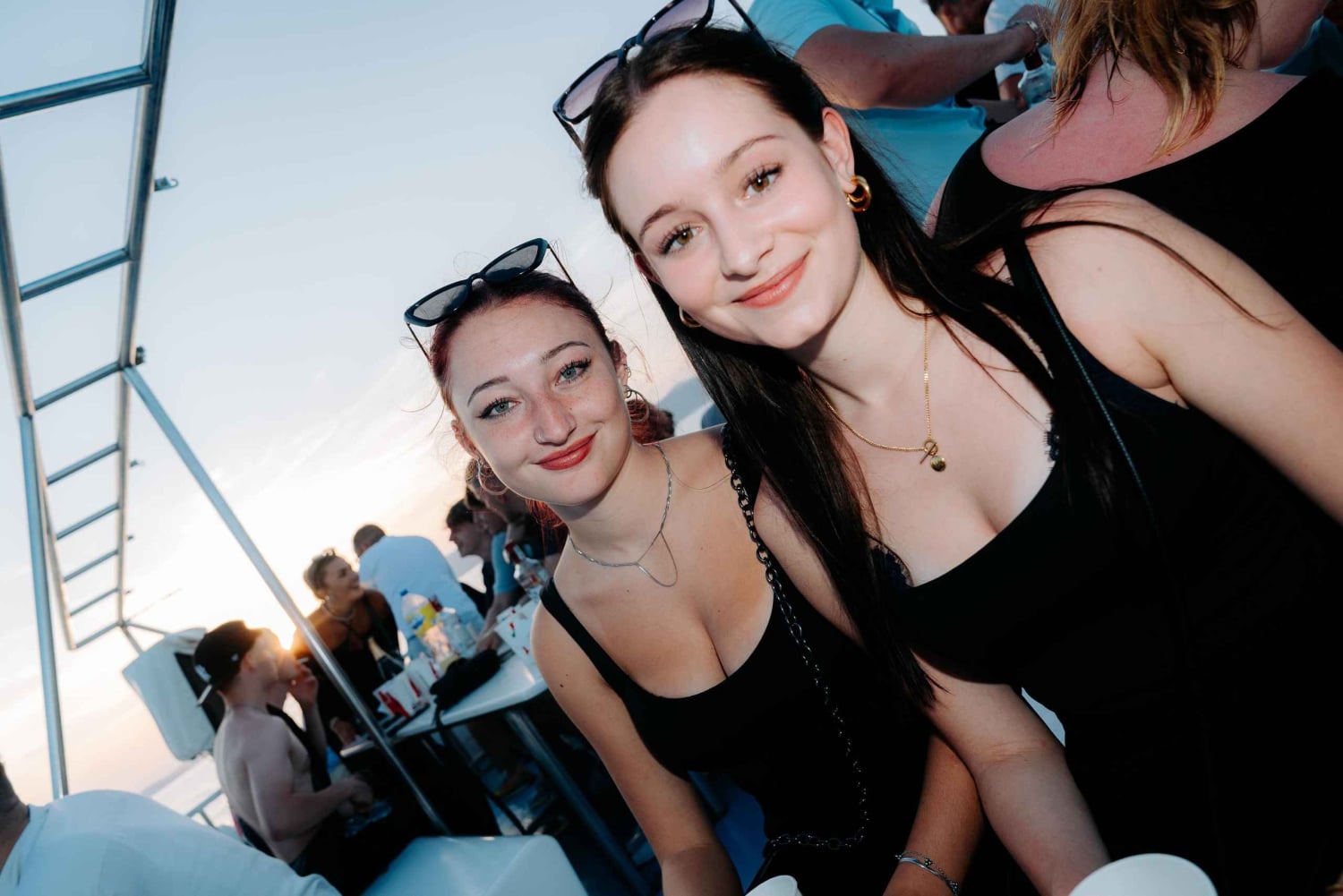 Palma de Mallorca: auringonlaskun venebileet DJ:n ja animaation kanssa