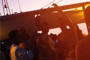 Palma de Mallorca: auringonlaskun venebileet DJ:n ja animaation kanssa