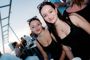 Palma de Mallorca: auringonlaskun venebileet DJ:n ja animaation kanssa