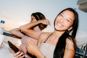 Palma de Mallorca: auringonlaskun venebileet DJ:n ja animaation kanssa