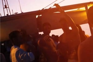 Palma de Mallorca: auringonlaskun venebileet DJ:n ja animaation kanssa