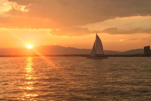 Palma de Mallorca : Excursion en catamaran au coucher du soleil avec boisson