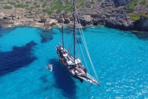Palma de Mallorca: Wooden Sailboat Cruise with Barbecue Meal