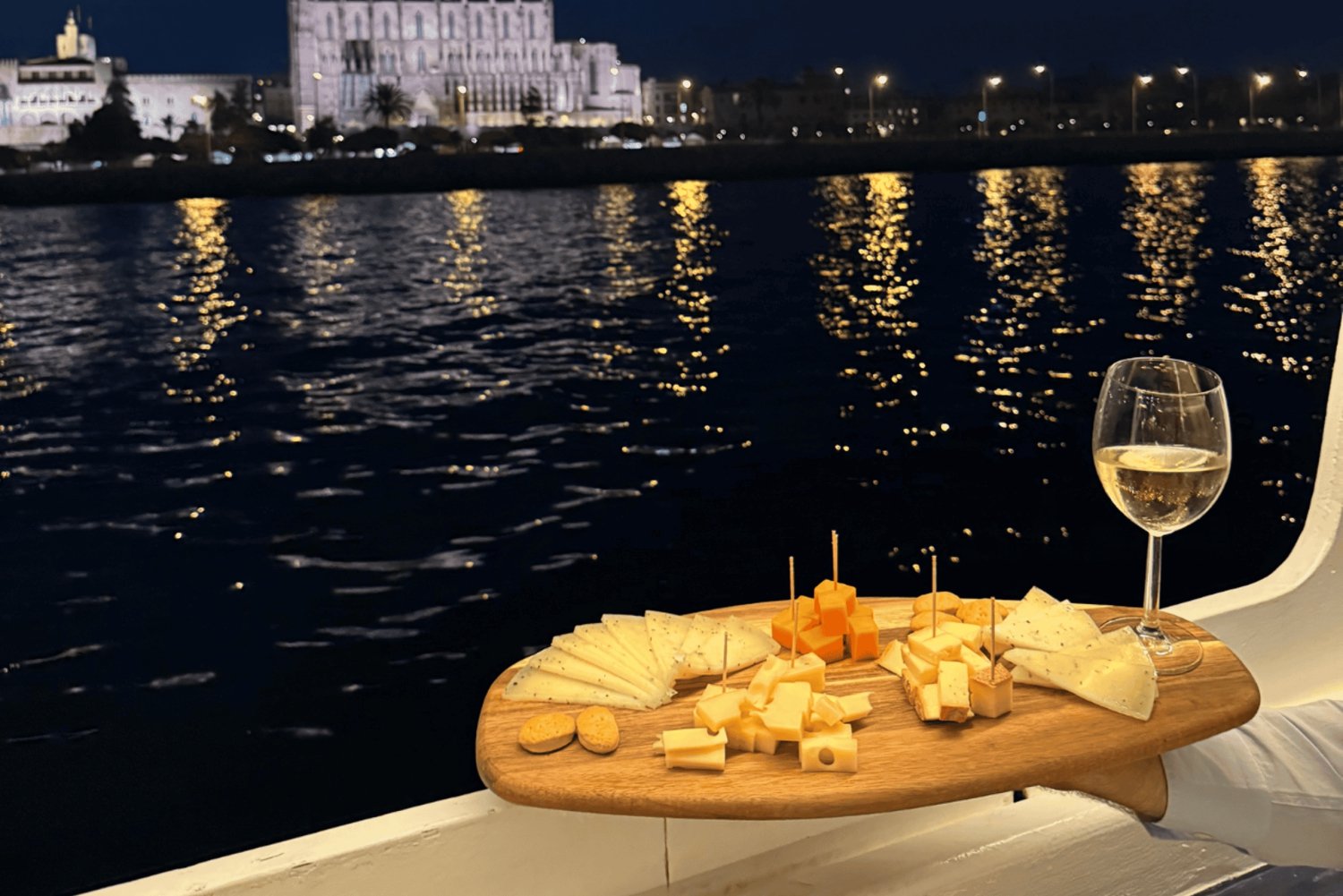 Palma-Nachtbootstour mit mallorquinischem Wein und Käse