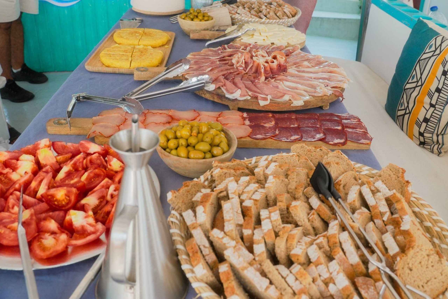 パルマ：プンタ ネグラとセス イリェテスのボート ツアーとライブ音楽