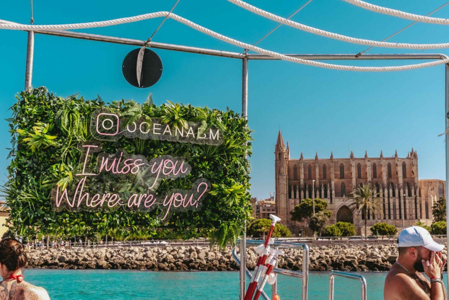 パルマ：プンタ ネグラとセス イリェテスのボート ツアーとライブ音楽