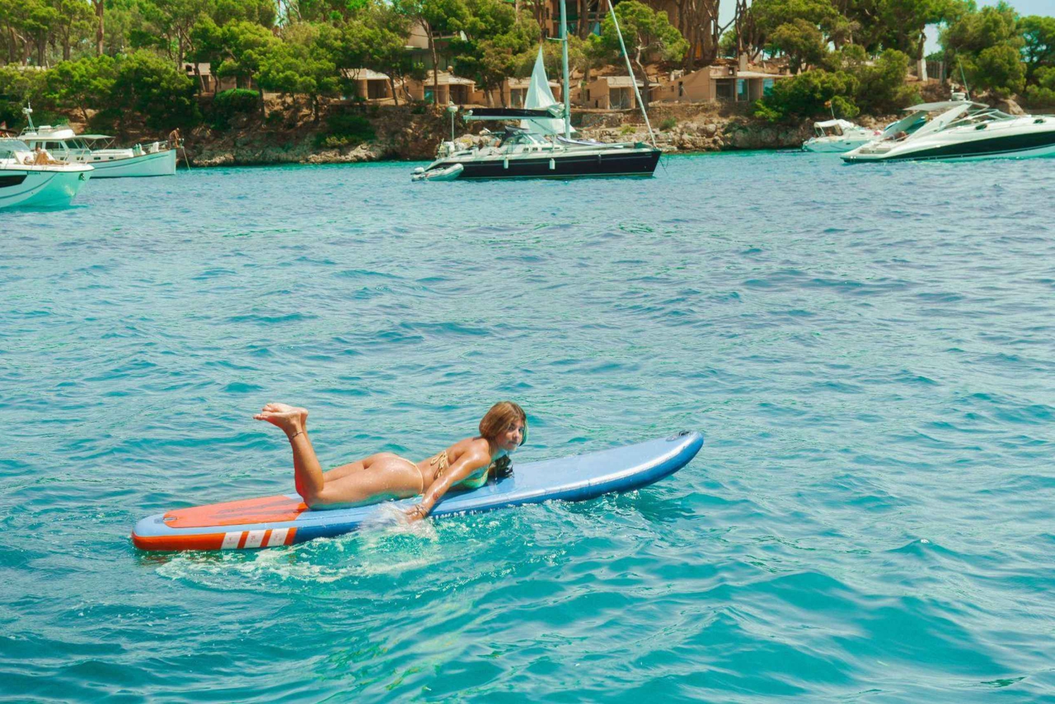 パルマ：プンタ ネグラとセス イリェテスのボート ツアーとライブ音楽