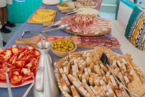 パルマ：プンタ ネグラとセス イリェテスのボート ツアーとライブ音楽