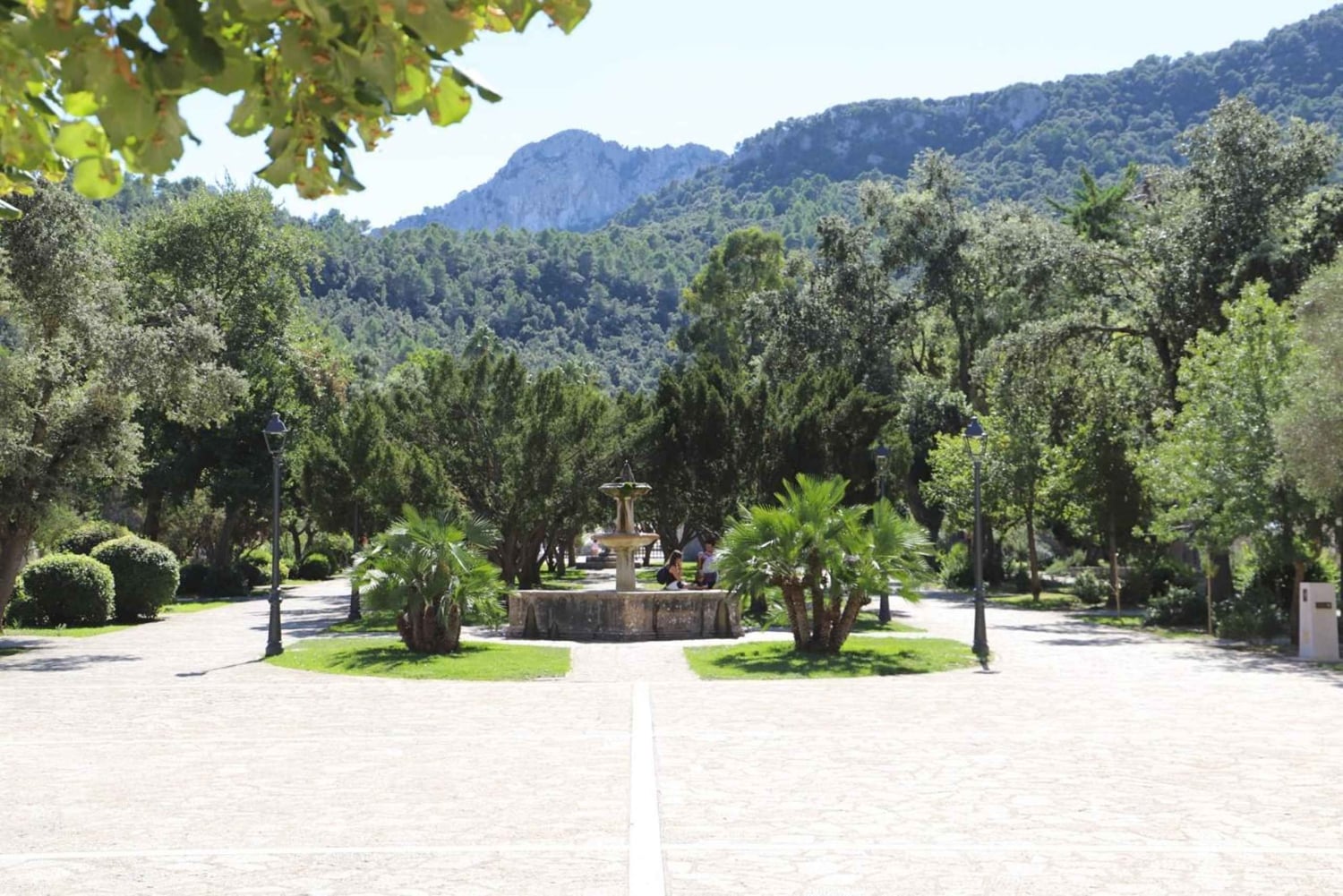 Рынок Полленса и монастырь Льюк