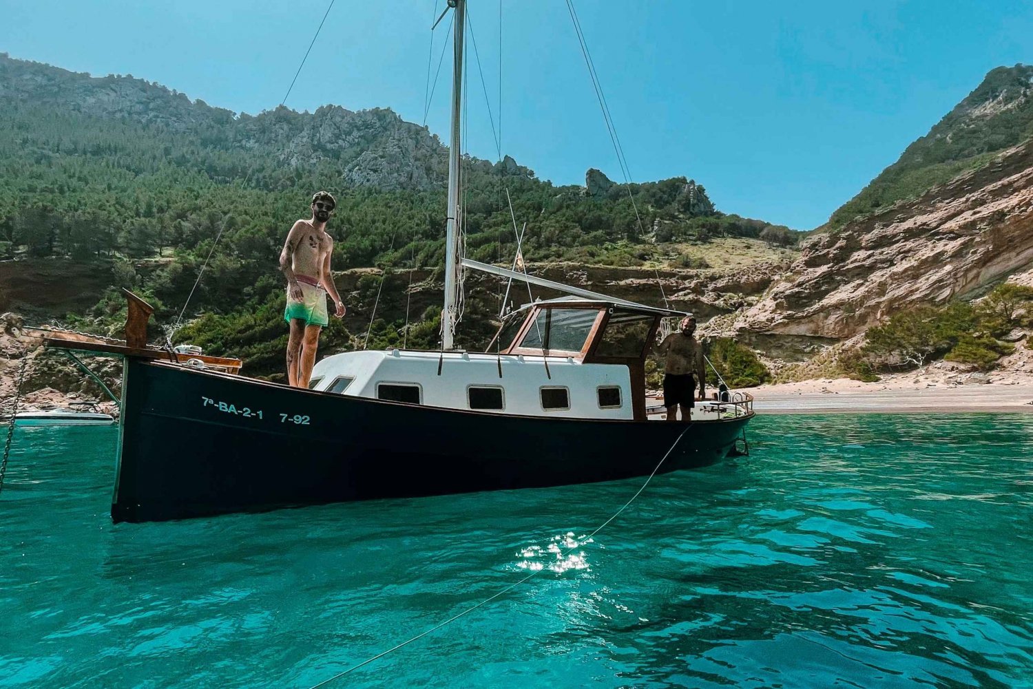 Privat båttur med segling längs Mallorcas norra kust