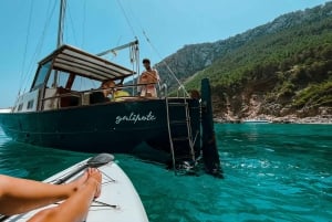 Passeio de barco particular navegando pela costa norte de Mallorca