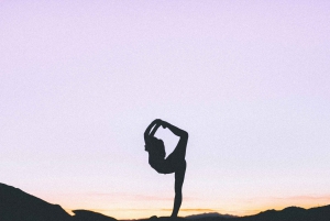 Privat yoga og mindfulness i naturen ved solopgang/solnedgang