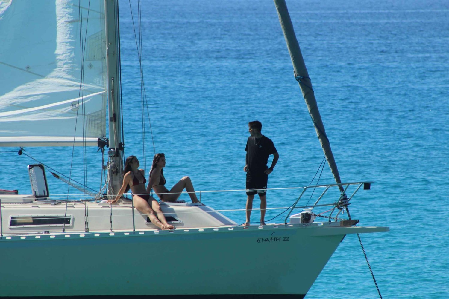 Tá pronto pra uma aventura inesquecível no mar? Passeios de barco exclusivos