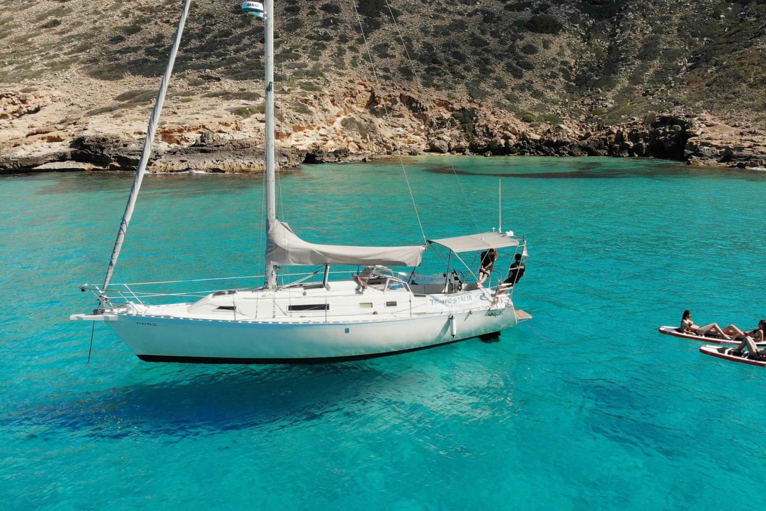 Gotowy na niezapomnianą przygodę na morzu? Ekskluzywne rejsy żaglówką