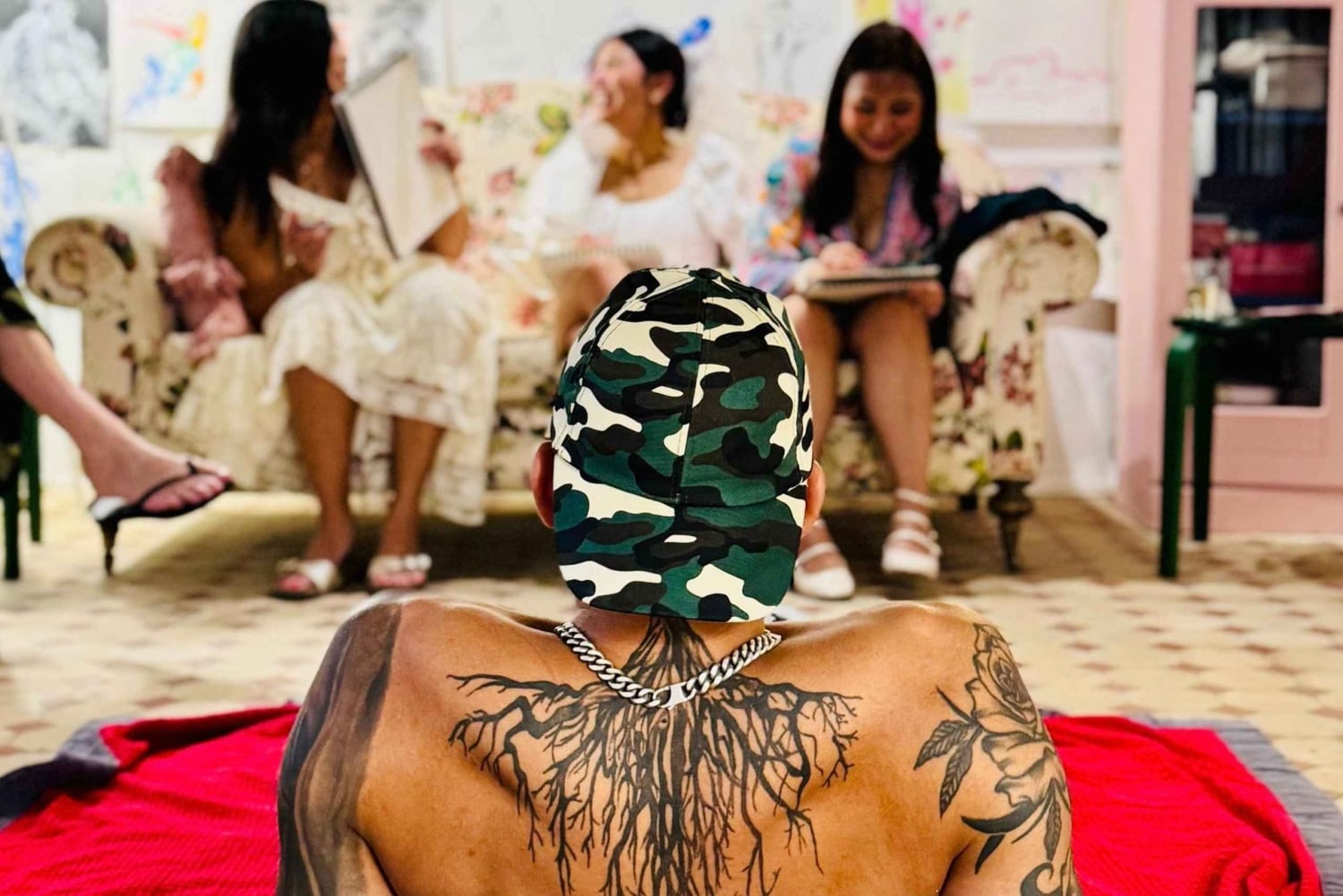 Dibuja un striptease en el casco antiguo de Palma