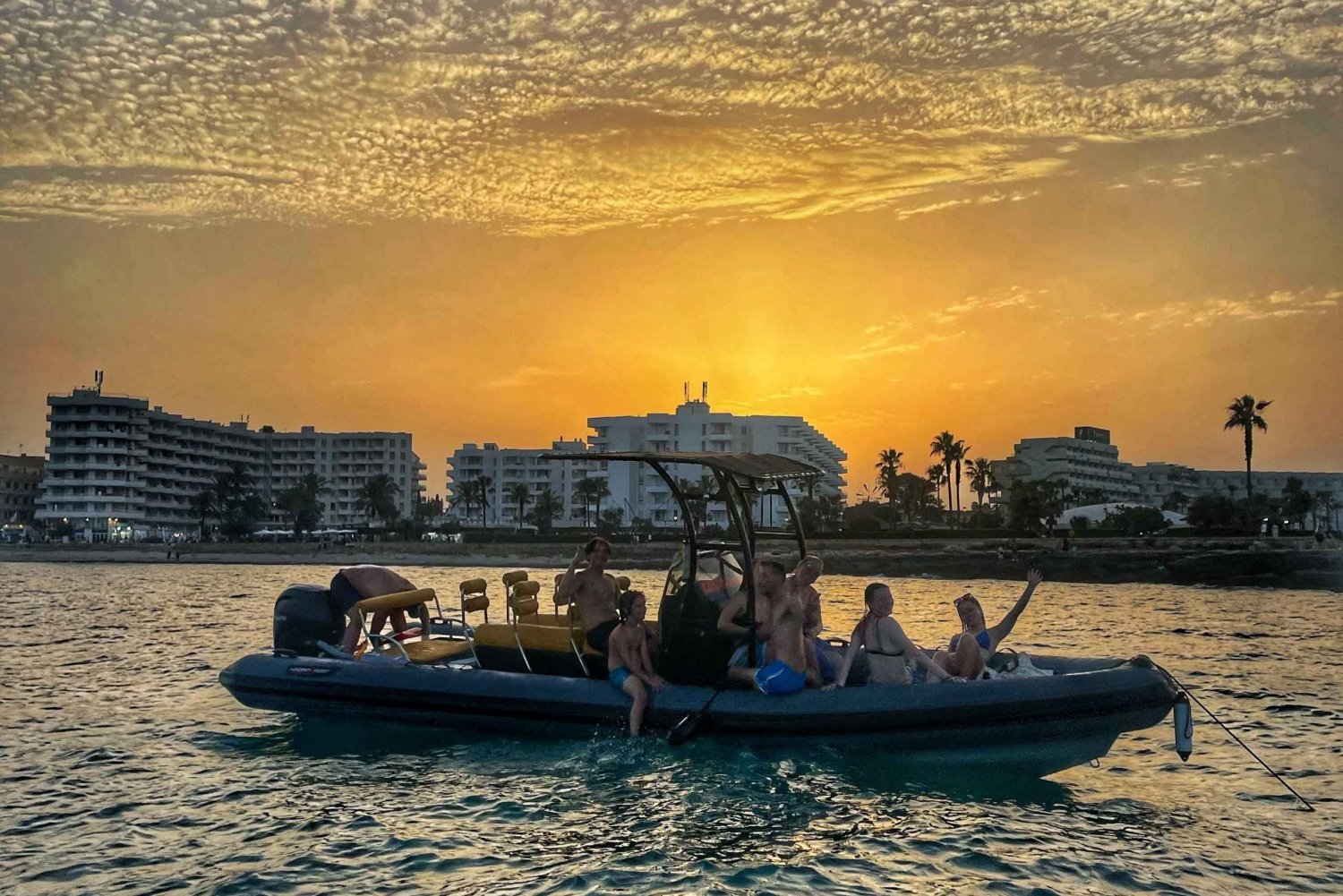 SunsetBoat Tour in Cala Bona/Millor: zeegrotten en snorkelen