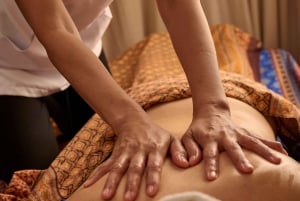 Massagem tailandesa tradicional com óleos essenciais