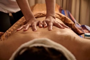 Massagem tailandesa tradicional com óleos essenciais
