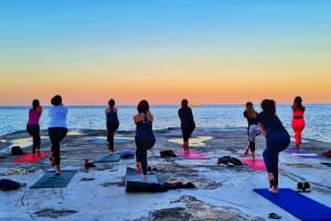 Lezione di yoga sulla spiaggia e nuoto - Sliema