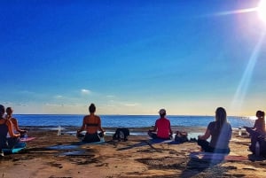 Yogaklass och simning på stranden - Sliema