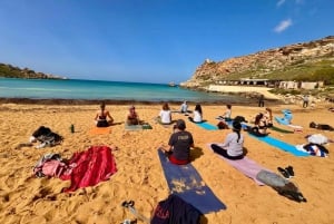 Clase de yoga en la playa y natación