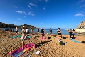 Yogaklass på stranden och simning