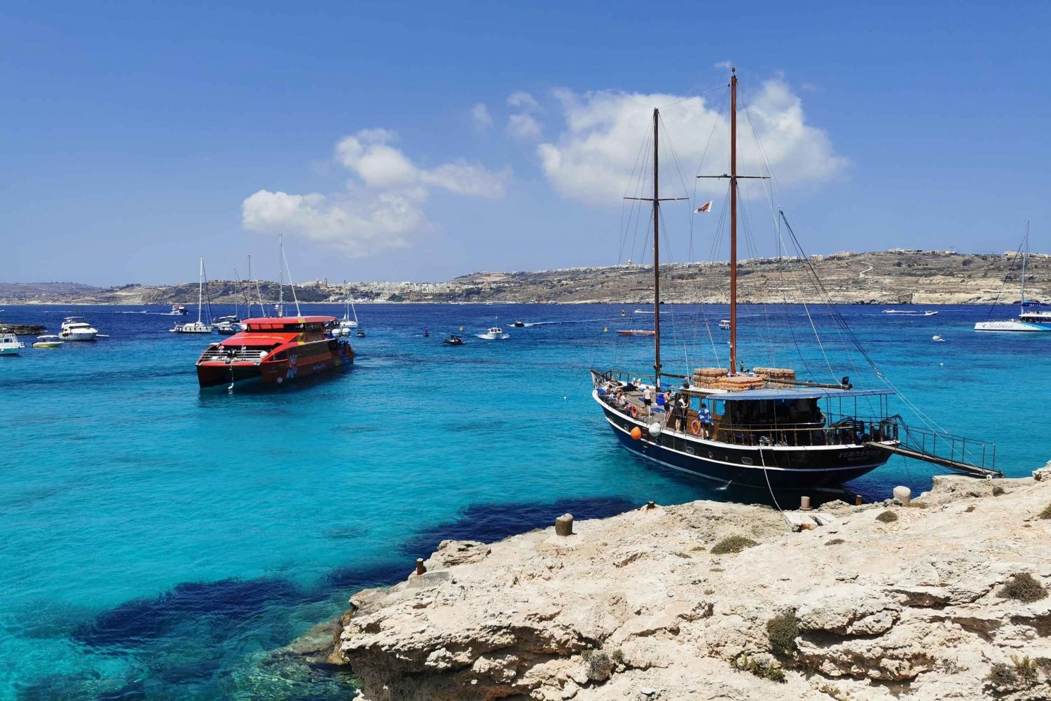 Desde Sliema/Bugibba: Excursión en Catamarán por lo Mejor de Gozo y Comino