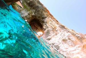 Privat båttur i Den blå lagune, Krystallagunen og Comino-grottene