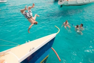 Comino: Blue Lagoon Catamaran Cruise with Lunch and Open Bar