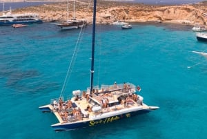 Comino: Blue Lagoon Catamaran Cruise with Lunch and Open Bar