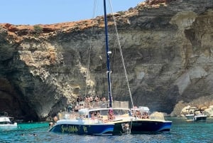 Comino: Blue Lagoon Catamaran Cruise with Lunch and Open Bar