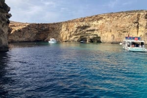 كومينو: جولة خاصة بالقارب مع أنشطة الغطس والكهوف