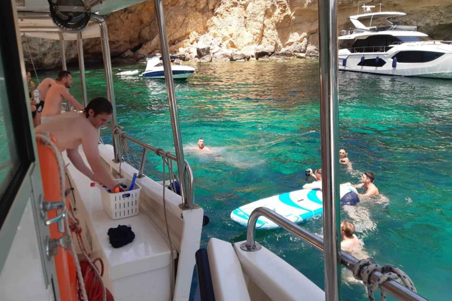 Comino: Private båtturer, svømmestopp og grotteturer