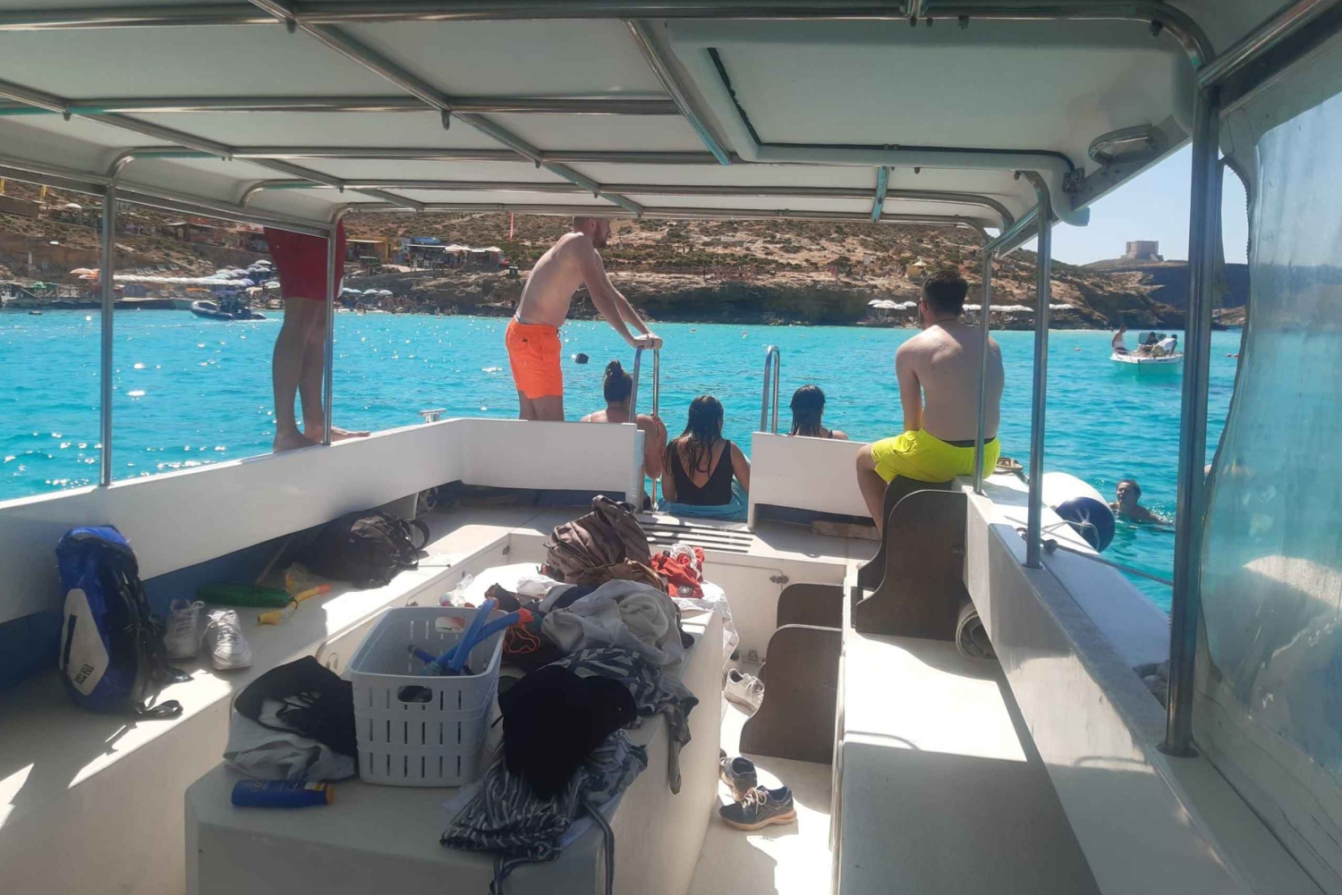 Comino: Private bådture, svømmestop og grotteture