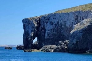 Comino : excursions en bateau privé, arrêts baignade et visites des grottes