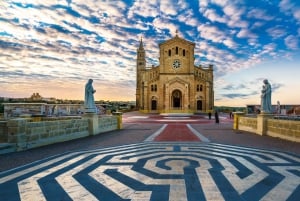 Grotte marine di Comino in motoscafo e biglietto per il bus Hop-On/Off Gozo