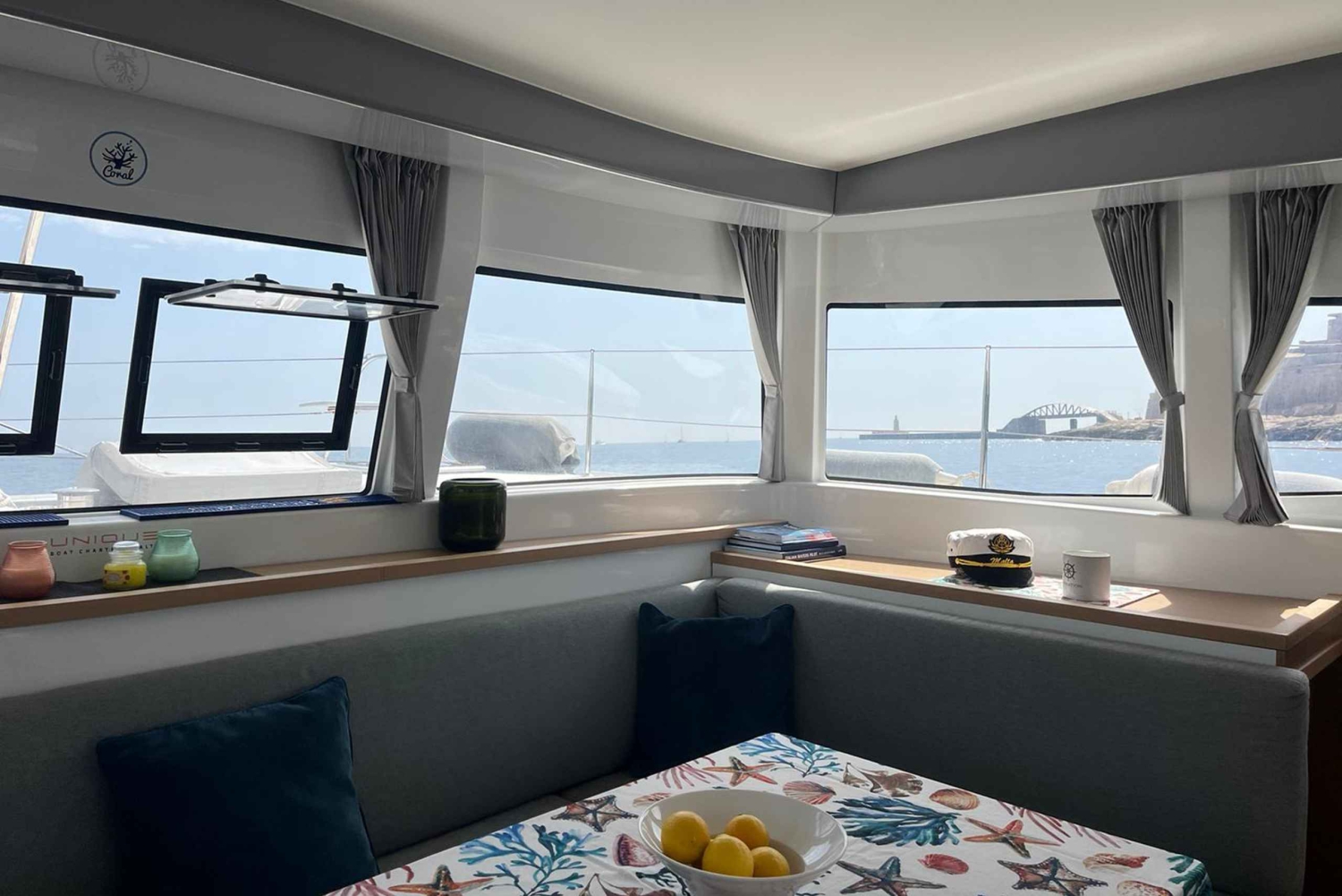 Aluguel de catamarã à noite