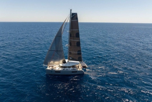 Aluguel de catamarã à noite