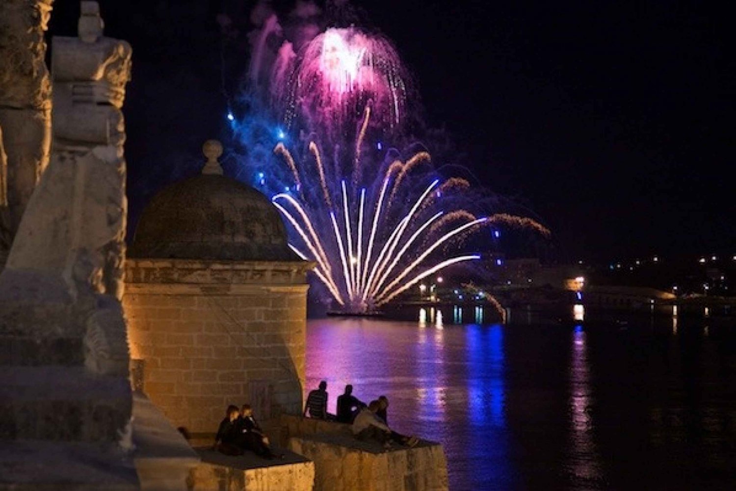 Wieczorny pokaz kolorowych fajerwerków na Malcie