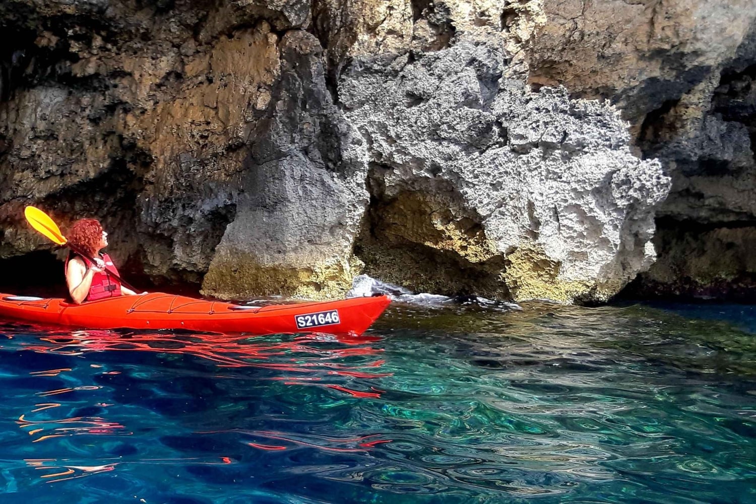 Gozo: Aventura guiada de caiaque em Comino e na Lagoa Azul
